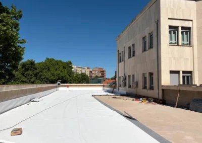 Avance de los trabajos de impermeabilización con lámina TPO en la cubierta del edificio