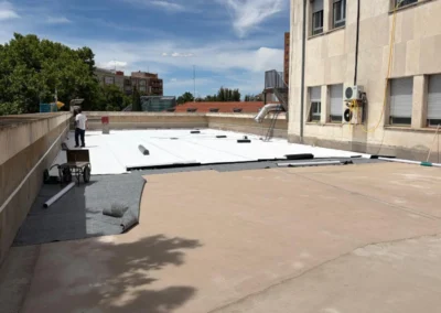 Inicio de la instalación de la lámina TPO sobre la cubierta del Edificio de Ciencias de la Salud de la UVA